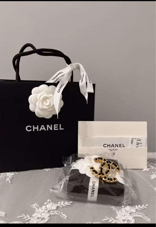 CHANEL 香奈兒《全新》經典雙C皮穿鍊胸針|黑金配色|全新全配|超美氣質款-16