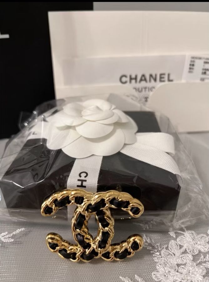 CHANEL 香奈兒《全新》經典雙C皮穿鍊胸針|黑金配色|全新全配|超美氣質款-26