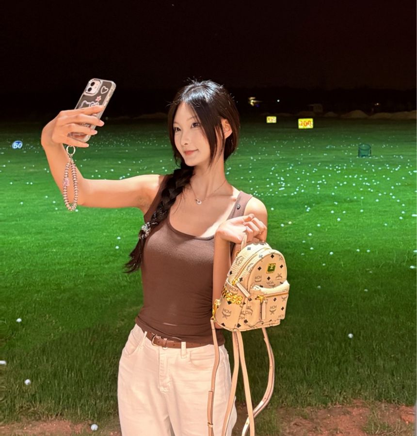 【職場萌新的寶藏好物😚通勤必備👩💼🏃🏻♀️➡️全網最低價✨】MCMMCM米色滿LOGO鉚釘雙肩包-1
