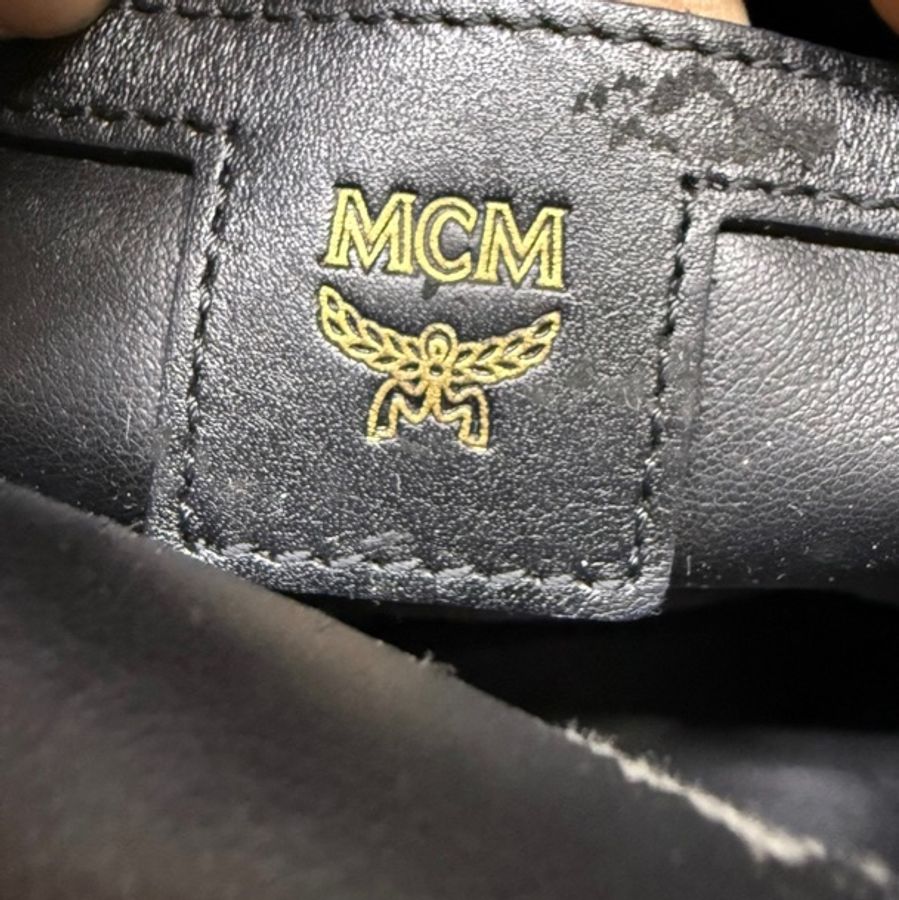 【職場萌新的寶藏好物😚通勤必備👩💼🏃🏻♀️➡️全網最低價✨】MCMMCM米色滿LOGO鉚釘雙肩包-11
