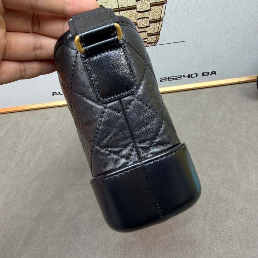 Chanel香奈兒黑色小號流浪包,小牛皮,正常使用痕跡尺寸:20*15*8-3