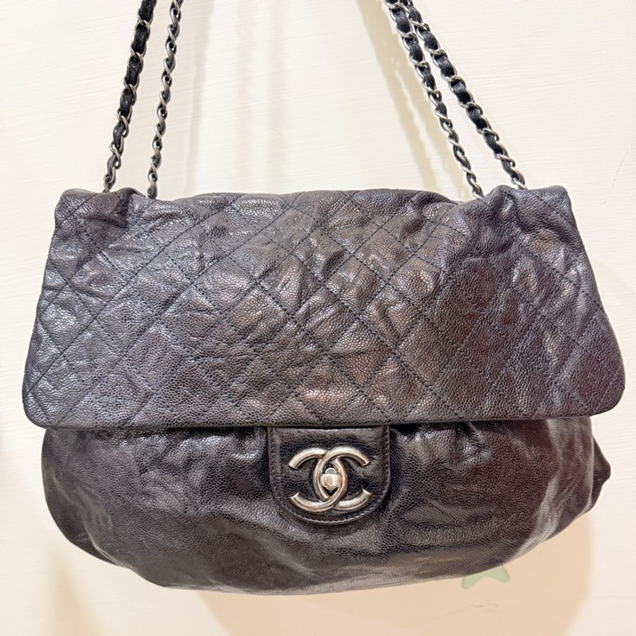 CHANEL 香奈兒 黑銀 荔枝皮 經典雙C旋轉釦 翻蓋包 機場包 慵懶隨性風格-1