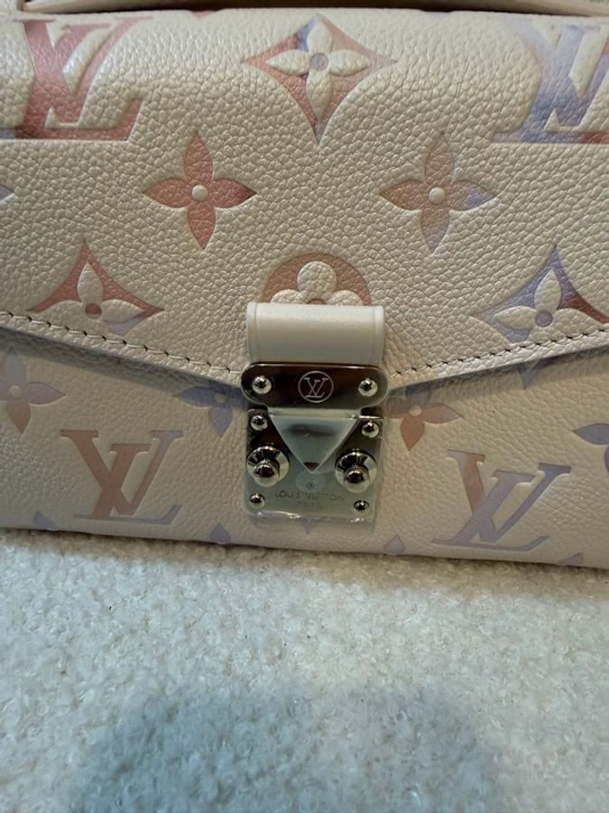 💥Louis Vuitton LV M25682 Pochette Métis East West-3