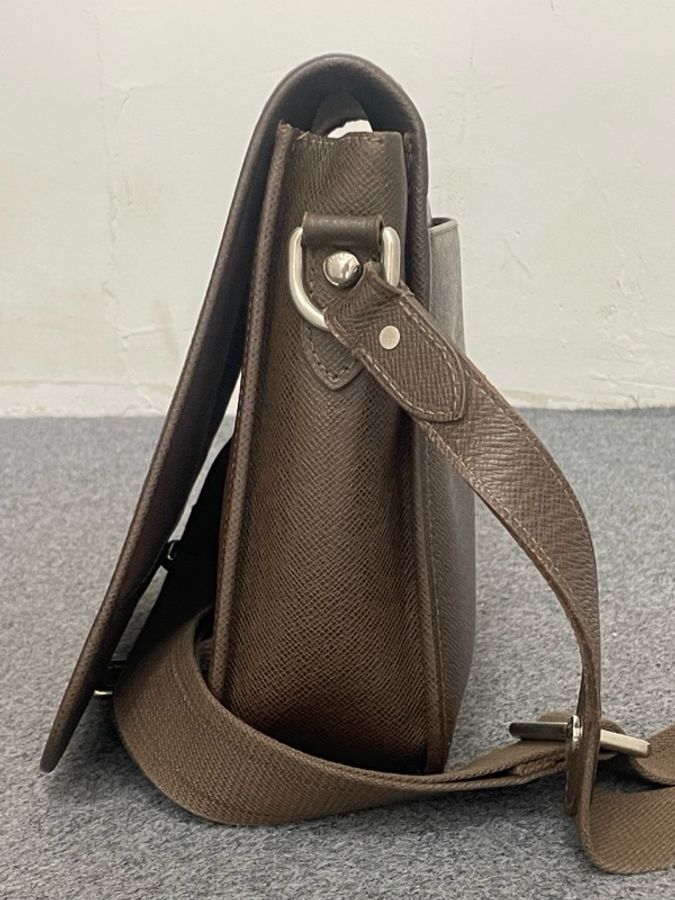 Louis Vuitton 路易威登 棕色Taiga牛皮郵差包 尺寸26x20x7-3