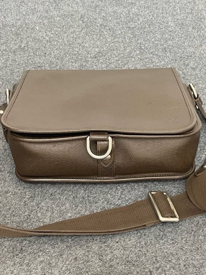 Louis Vuitton 路易威登 棕色Taiga牛皮郵差包 尺寸26x20x7-5