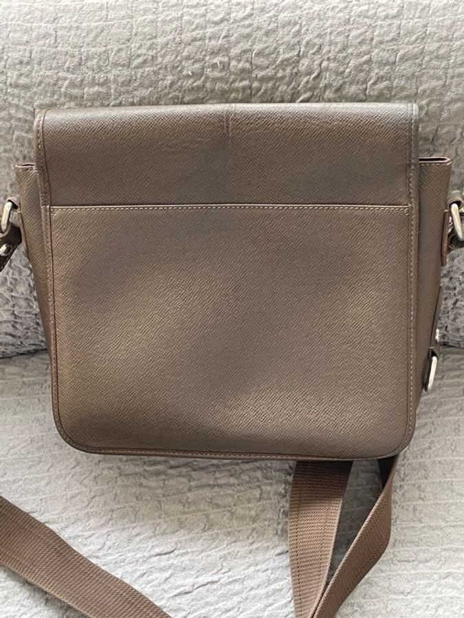 Louis Vuitton 路易威登 棕色Taiga牛皮郵差包 尺寸26x20x7-8