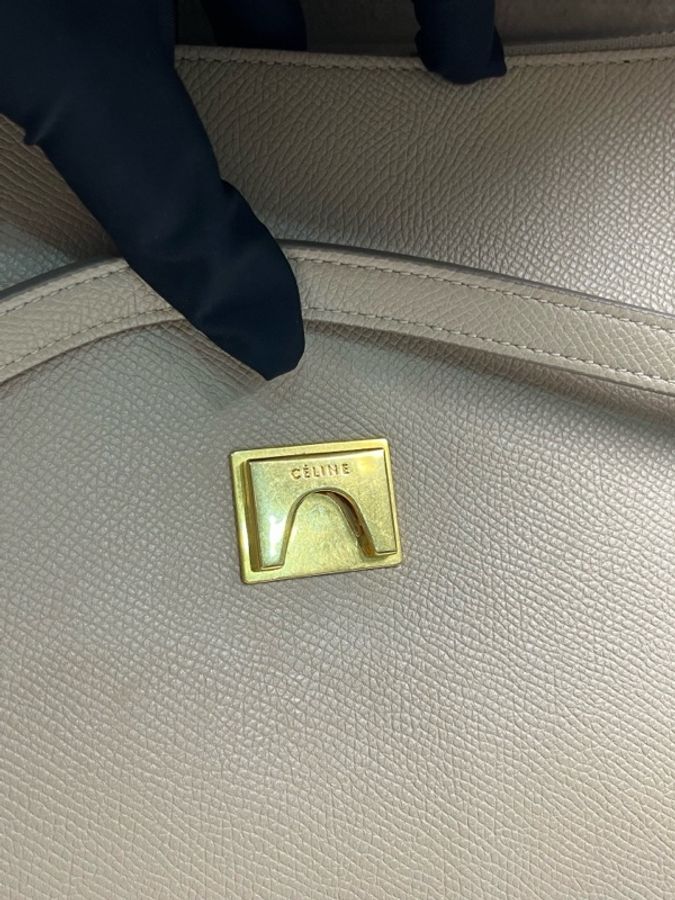 Celine賽琳 奶茶色荔枝紋鯰魚包 尺寸:底長31-17