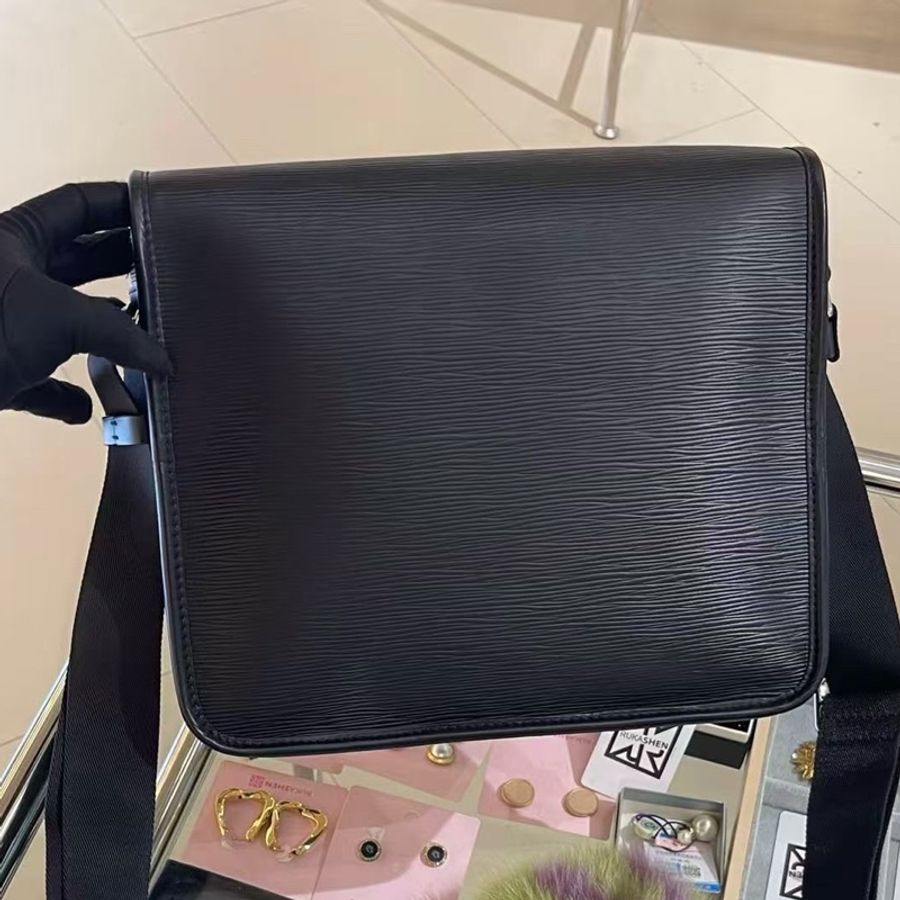 Louis Vuitton 路易威登 水波紋牛皮黑色斜挎包,尺寸29*22-1