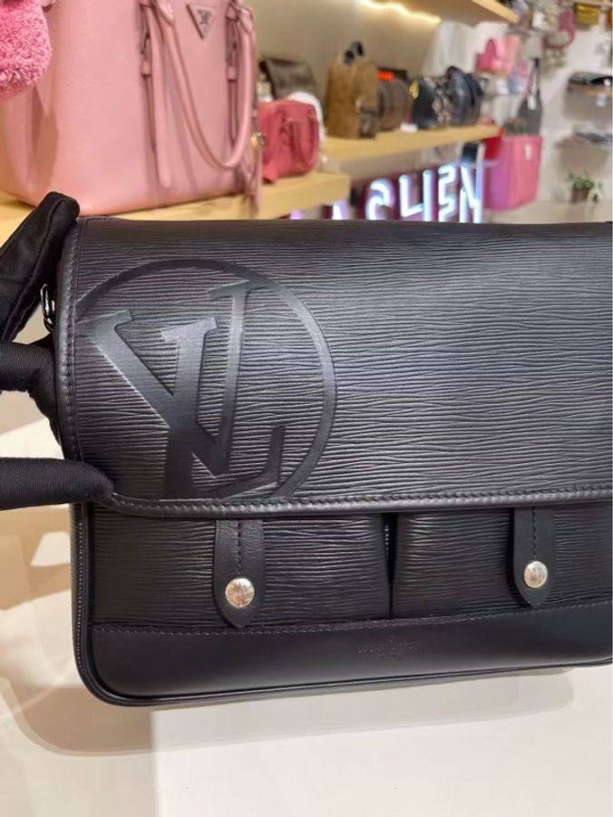 Louis Vuitton 路易威登 水波紋牛皮黑色斜挎包,尺寸29*22-2