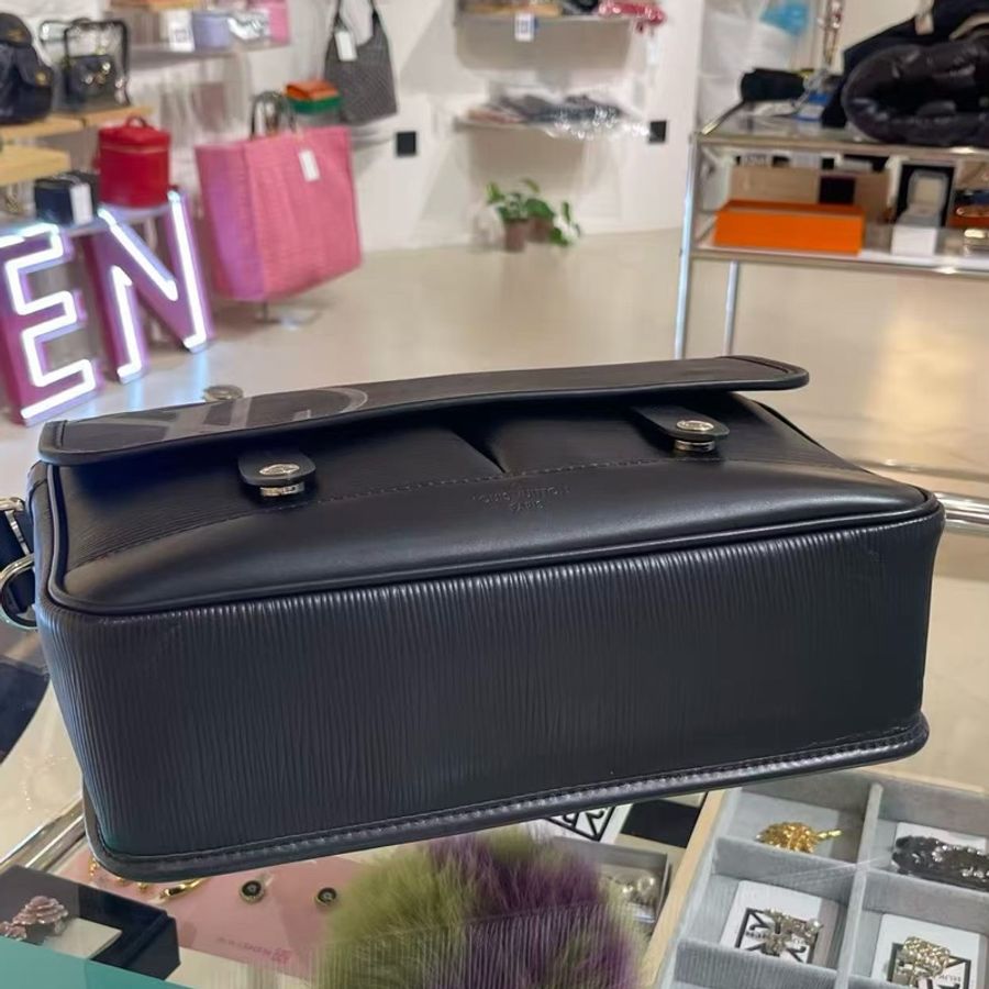 Louis Vuitton 路易威登 水波紋牛皮黑色斜挎包,尺寸29*22-3
