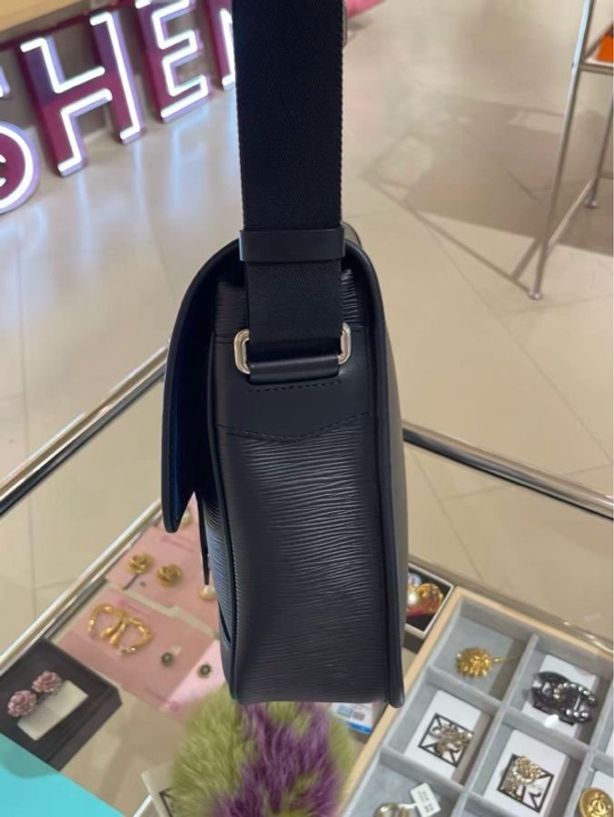 Louis Vuitton 路易威登 水波紋牛皮黑色斜挎包,尺寸29*22-4