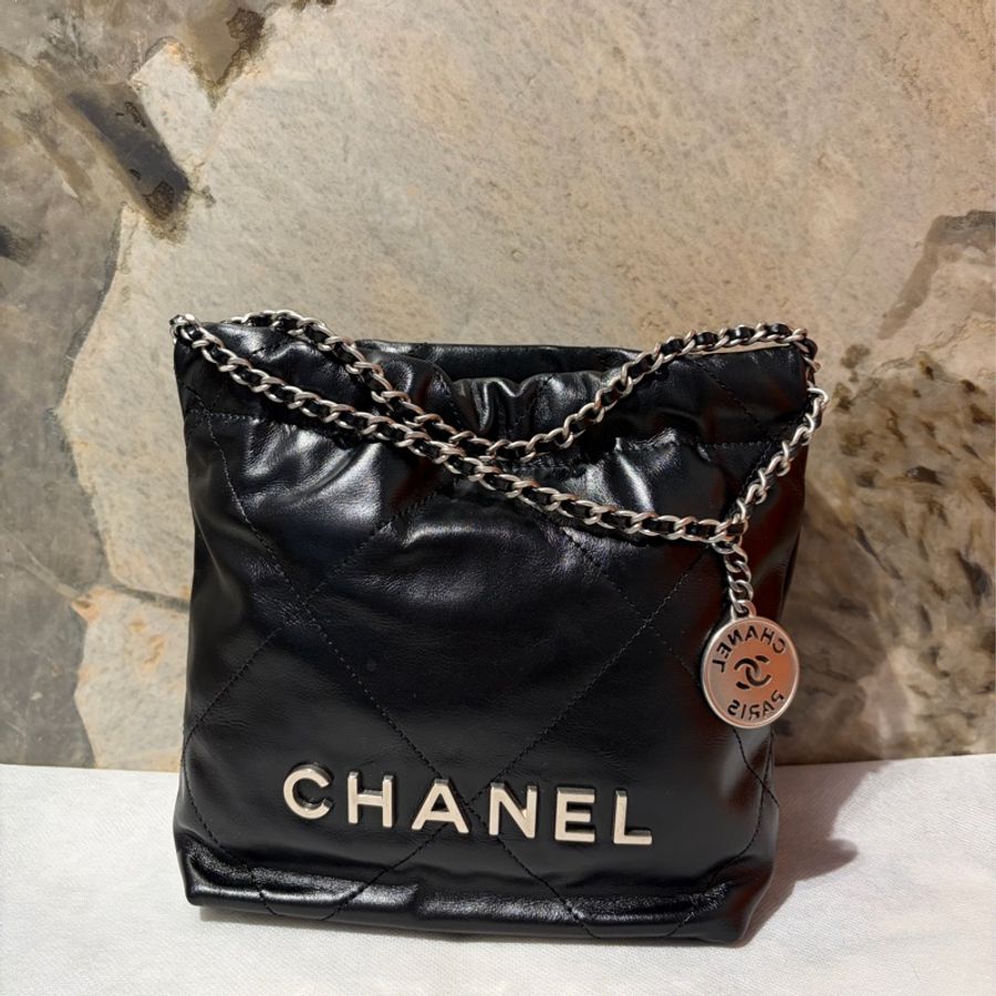 Chanel黑銀牛皮22 MINI-0