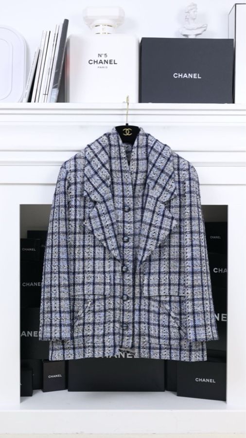Chanel 19年邮轮系列秀款珍珠纽扣假两件外套半裙套装-1