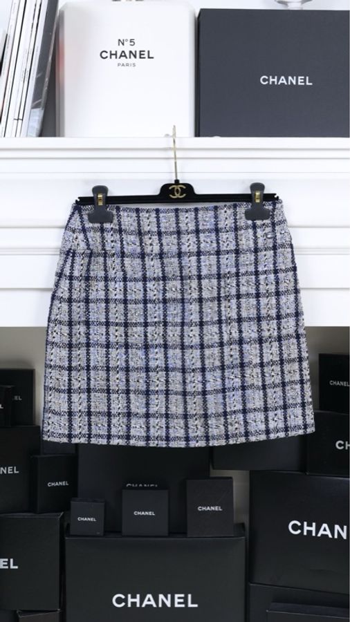 Chanel 19年邮轮系列秀款珍珠纽扣假两件外套半裙套装-2