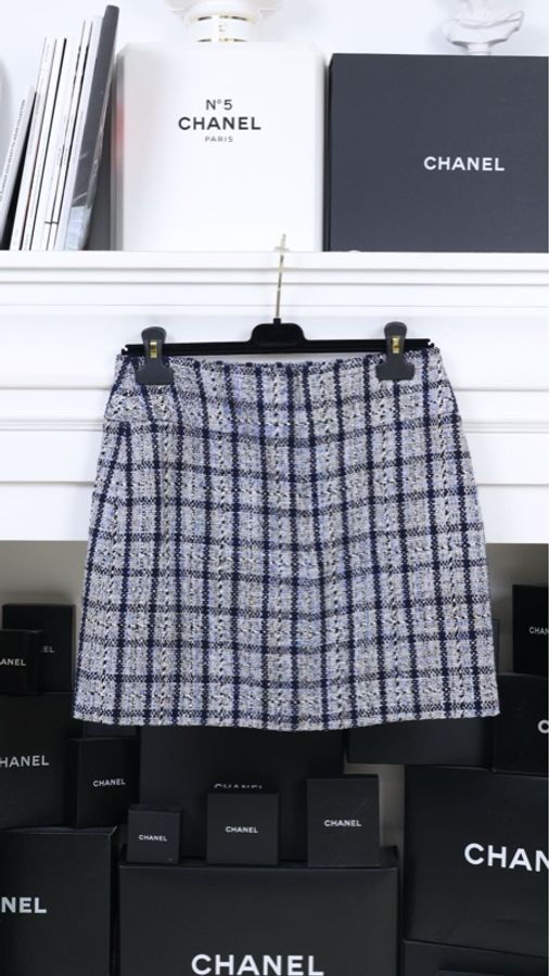 Chanel 19年邮轮系列秀款珍珠纽扣假两件外套半裙套装-3