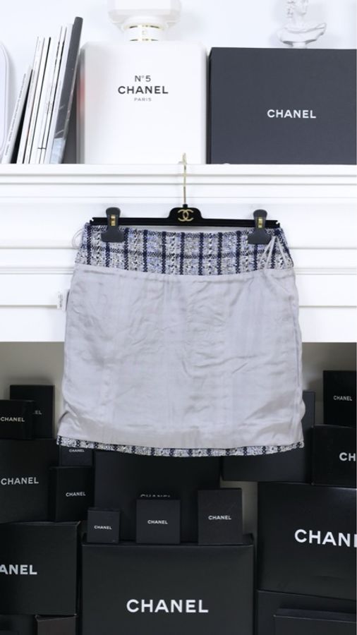 Chanel 19年邮轮系列秀款珍珠纽扣假两件外套半裙套装-7