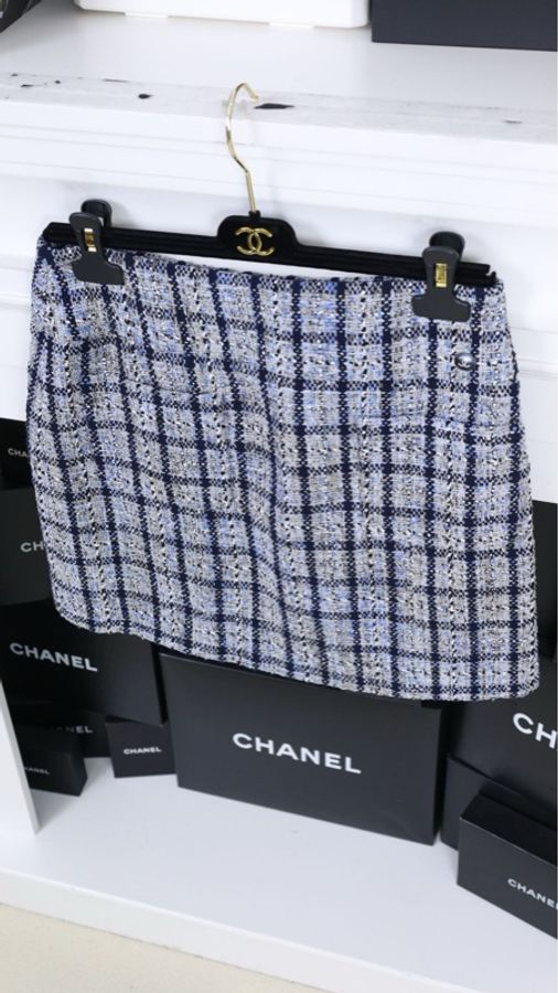 Chanel 19年邮轮系列秀款珍珠纽扣假两件外套半裙套装-11