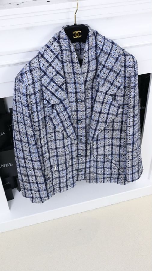 Chanel 19年邮轮系列秀款珍珠纽扣假两件外套半裙套装-12
