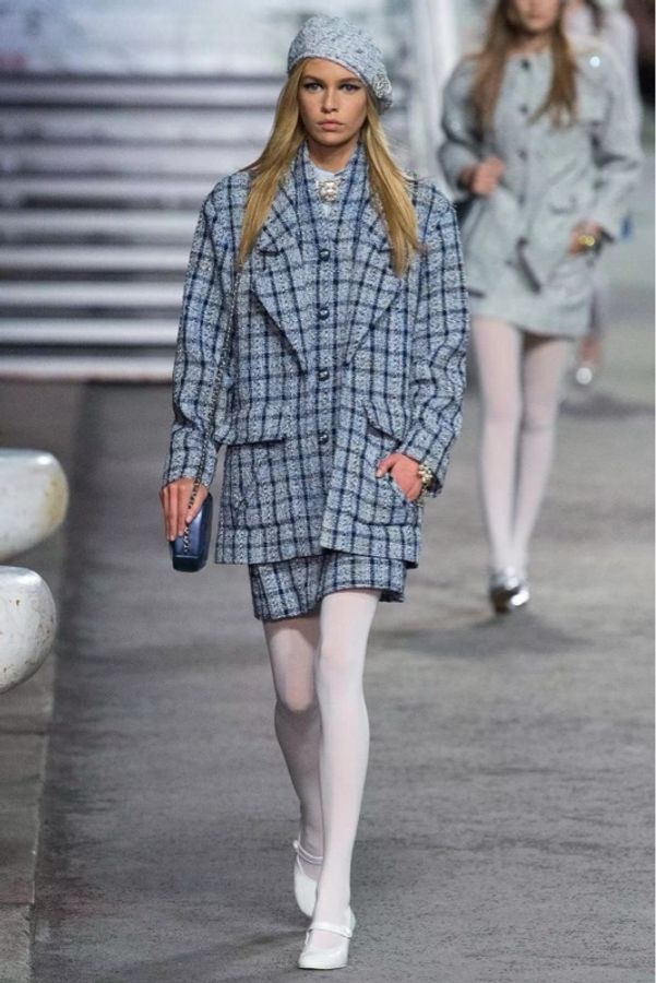 Chanel 19年邮轮系列秀款珍珠纽扣假两件外套半裙套装-14