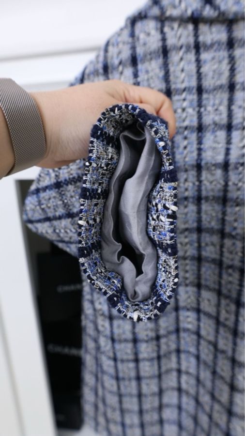 Chanel 19年邮轮系列秀款珍珠纽扣假两件外套半裙套装-15