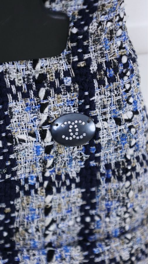 Chanel 19年邮轮系列秀款珍珠纽扣假两件外套半裙套装-22