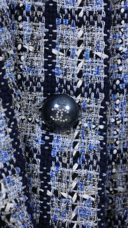 Chanel 19年邮轮系列秀款珍珠纽扣假两件外套半裙套装-26