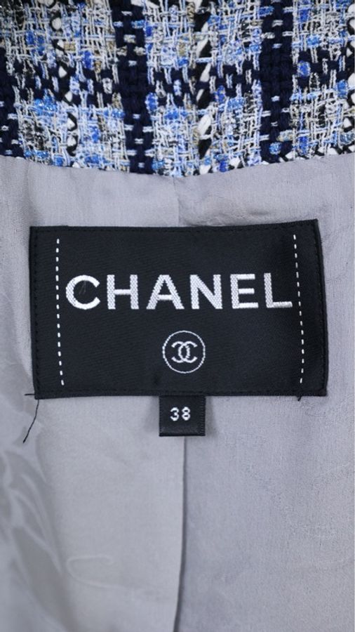 Chanel 19年邮轮系列秀款珍珠纽扣假两件外套半裙套装-30