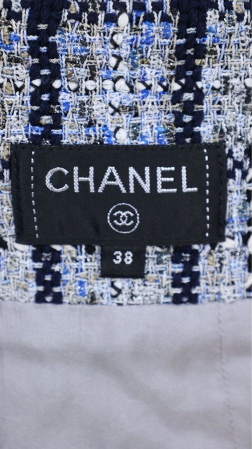 Chanel 19年邮轮系列秀款珍珠纽扣假两件外套半裙套装-31
