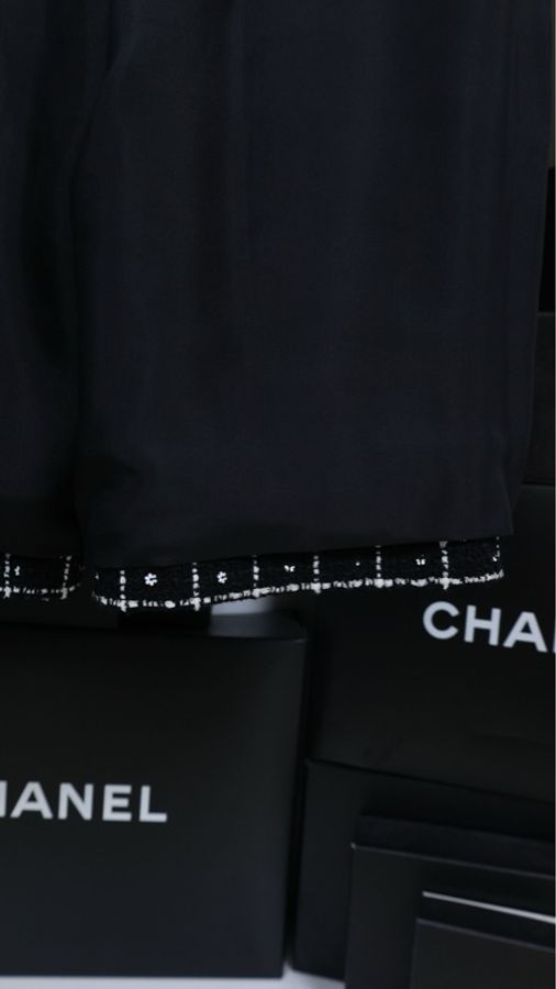 Chanel 23K秀款黑色格纹山茶花扣两口袋五分裤-8
