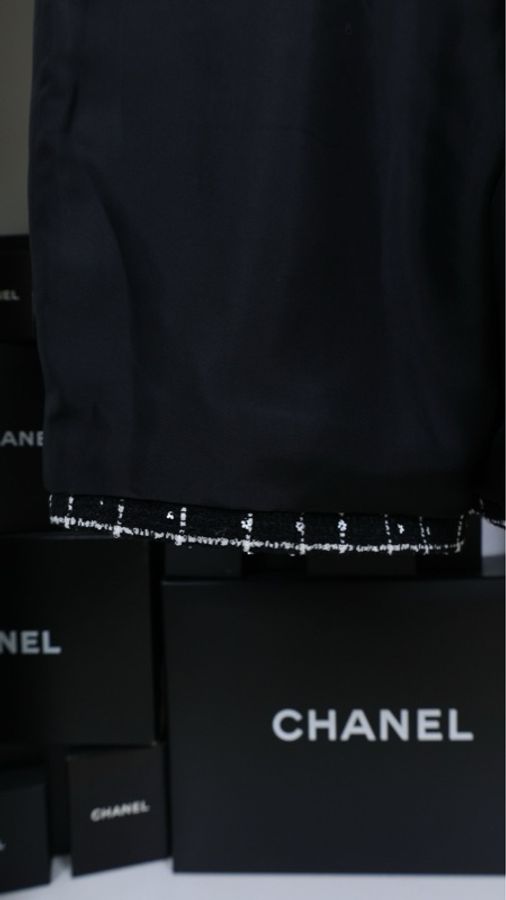 Chanel 23K秀款黑色格纹山茶花扣两口袋五分裤-11