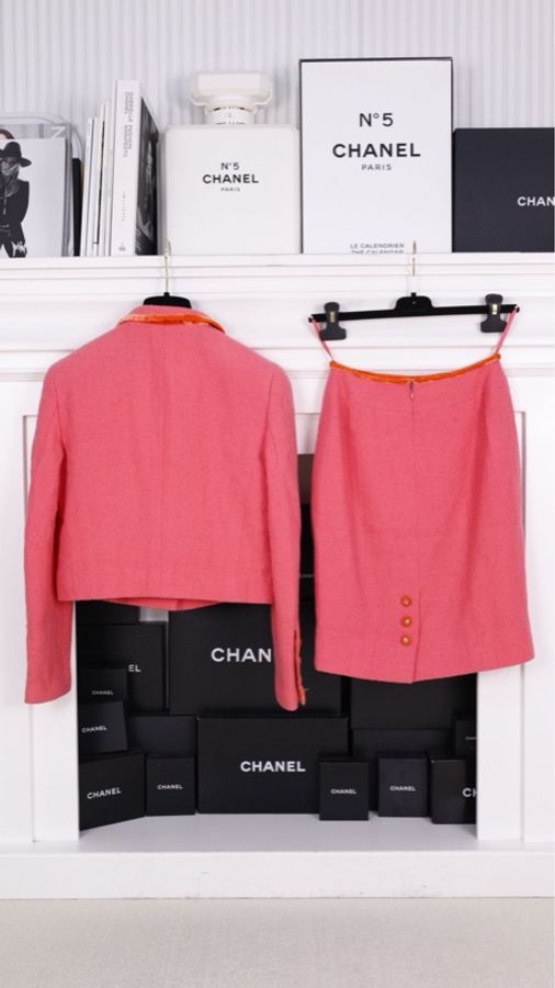 Chanel 96年桃粉色丝绒滚边两口袋上衣半裙套装-1