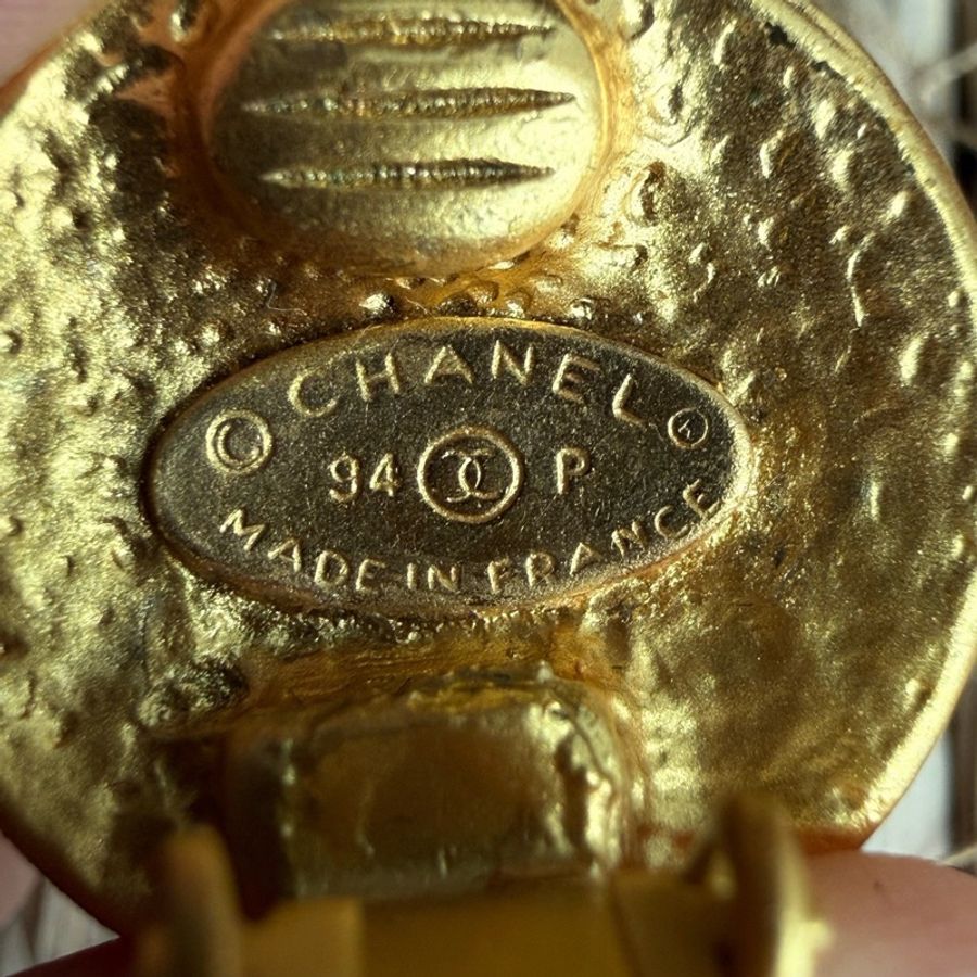 CHANEL香奈兒復古鏤空浮雕圓球雙C金耳夾-7
