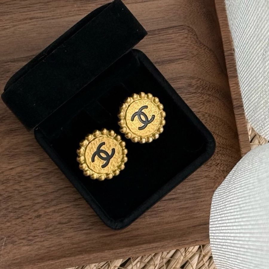 香奈兒chanel中古耳夾98新 黑金金幣太陽花圓盤耳夾-0
