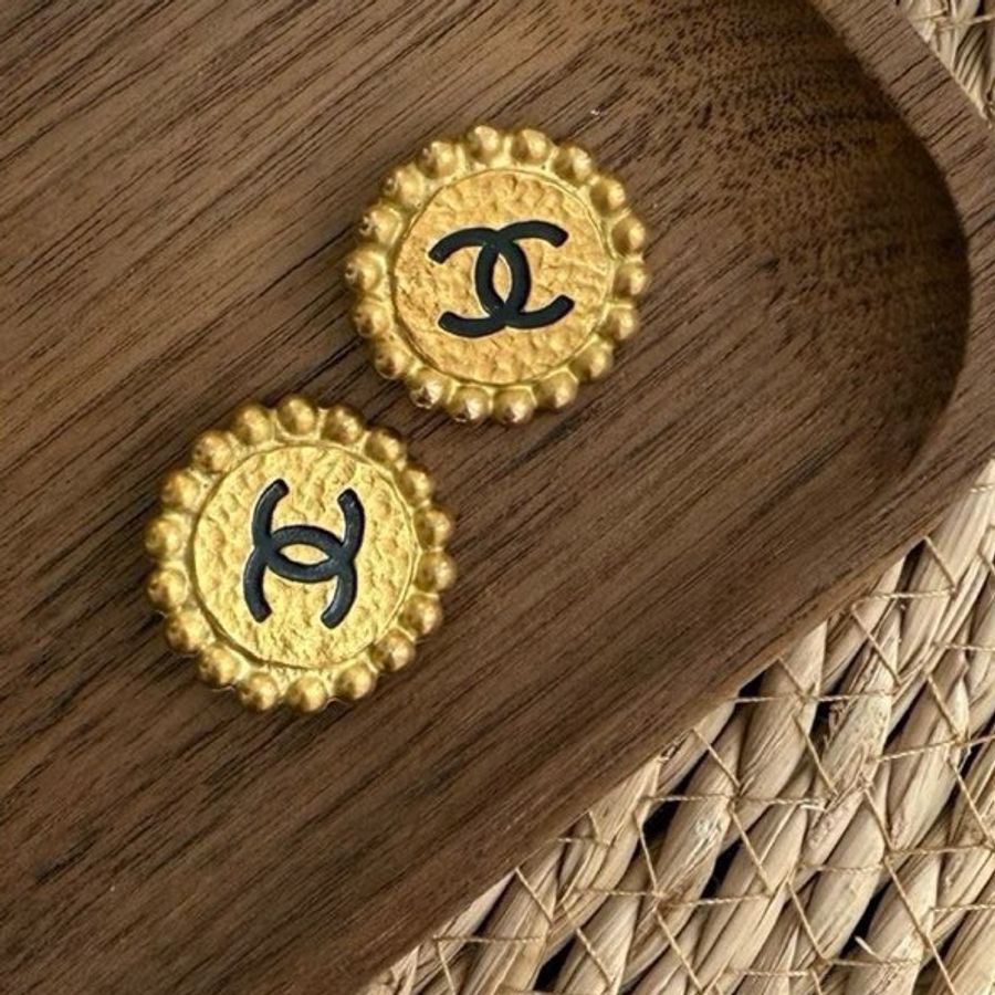 香奈兒chanel中古耳夾98新 黑金金幣太陽花圓盤耳夾-4