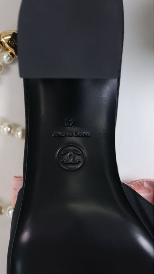 Chanel24A曼彻斯特手工坊系列粉色蝴蝶结珍珠链条凉鞋-17
