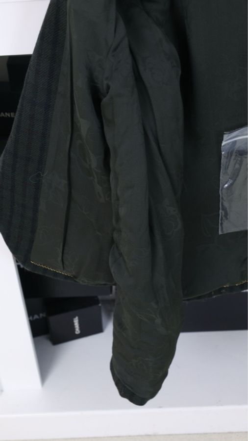 Chanel 13年爱丁堡系列秀款绿色格纹红线滚边琉璃扣两口袋外套-11