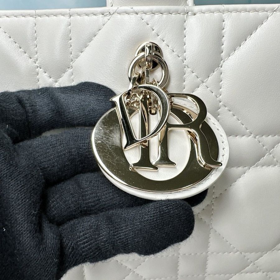 Dior Book Tote中款奶白黛妃托特包-5