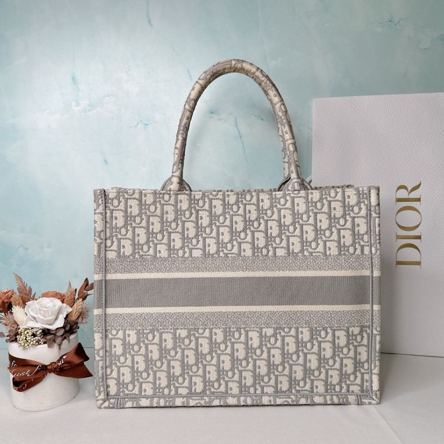 Dior Book Tote灰白緹花刺繡托特包-1