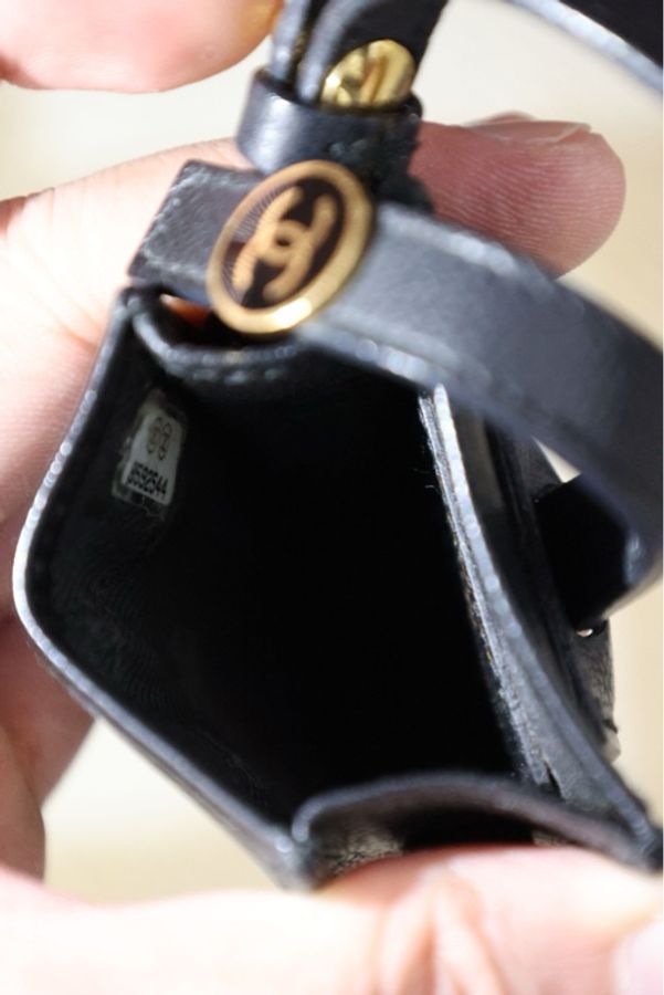 Chanel 8开黑金圆扣烟盒mini手机包-8