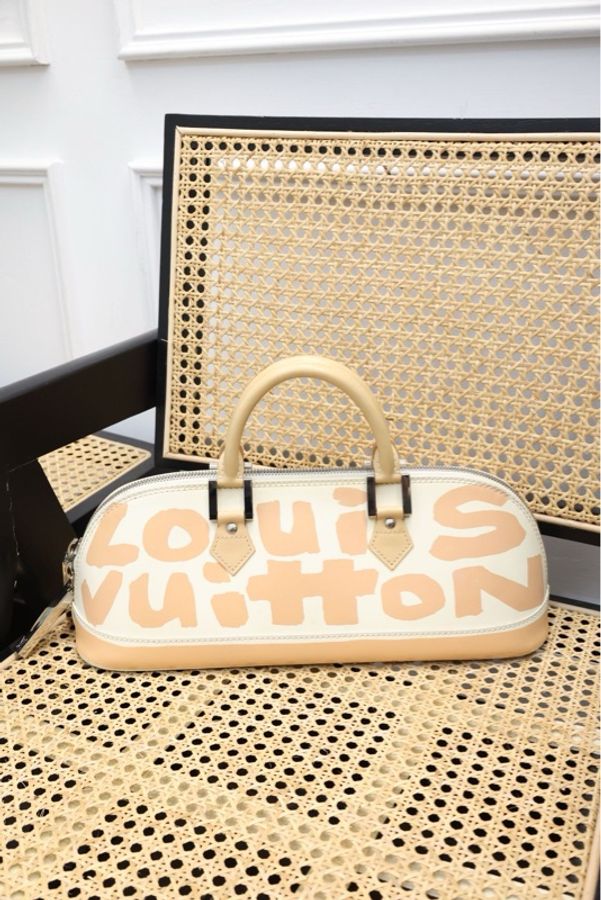 LV Alma Long奶茶涂鸦法棍包中号贝壳包手提包-0