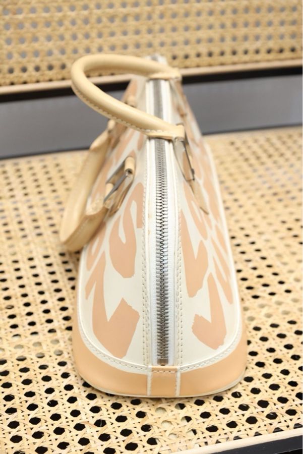 LV Alma Long奶茶涂鸦法棍包中号贝壳包手提包-3