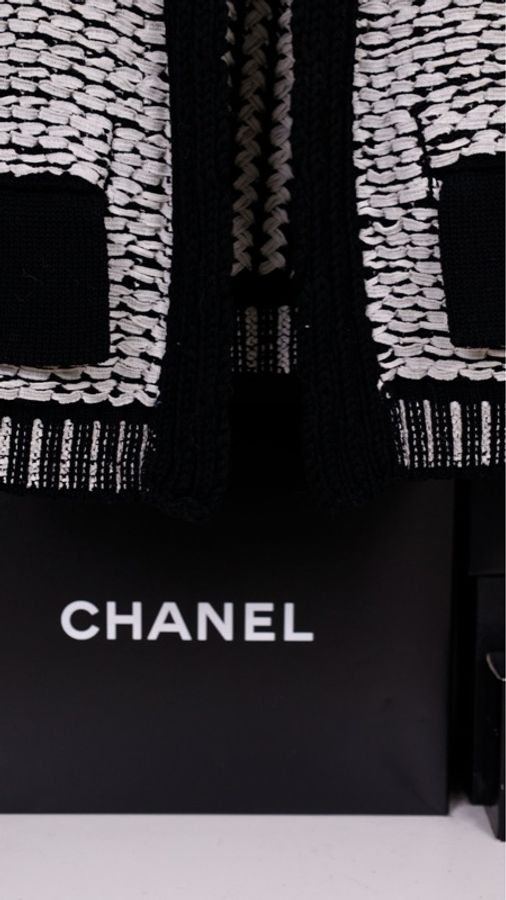 Chanel 18年黑白拼色两口袋半袖针织开衫外套-27