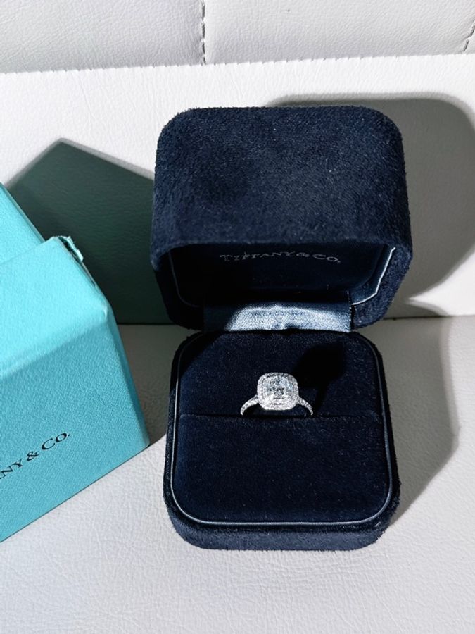 Tiffany蒂芙尼 Soleste系列 鉑金鑲鑽枕形鑽石戒指,主鑽97分-0