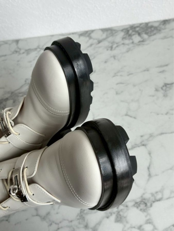 Hermes 米白黑底kelly釦綁帶靴子👢38.5-4