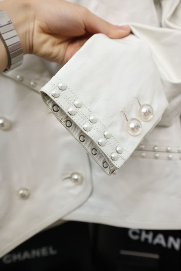 Chanel 16年首尔系列白金珍珠扣油蜡皮衣翻领外套-27