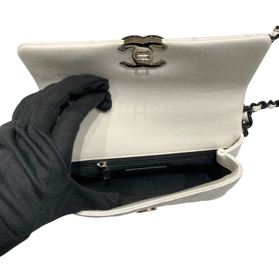 CHANEL 香奈兒 AS2302 CHAIN WITH FLAP BAG 20 熊貓翻蓋包 荔枝牛皮 白色 黑釦-12