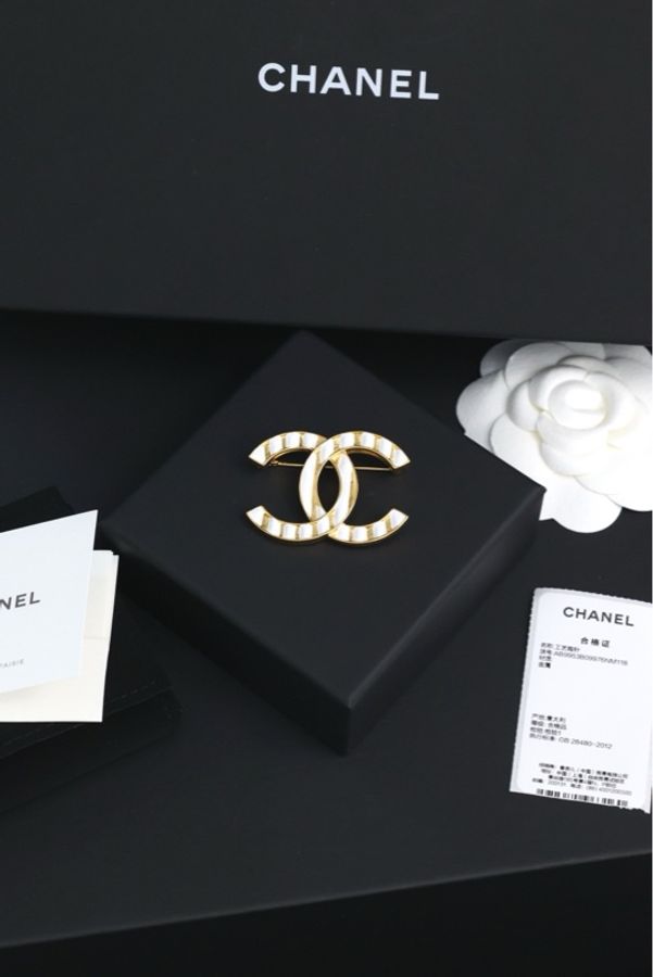 Chanel23C 白金色条纹双C胸针-0