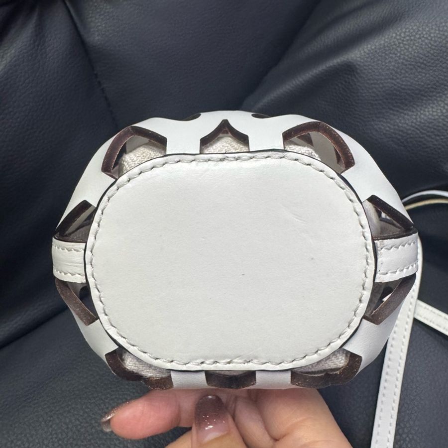 Loewe 羅意威 鏤空抽繩單肩背包-4