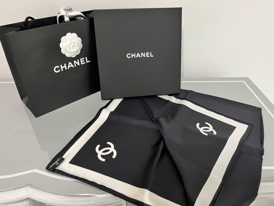 CHANEL 香奈兒《全新》26S 黑白雙C Logo 真絲方巾|90x90|台灣專櫃購入|全新全配-19