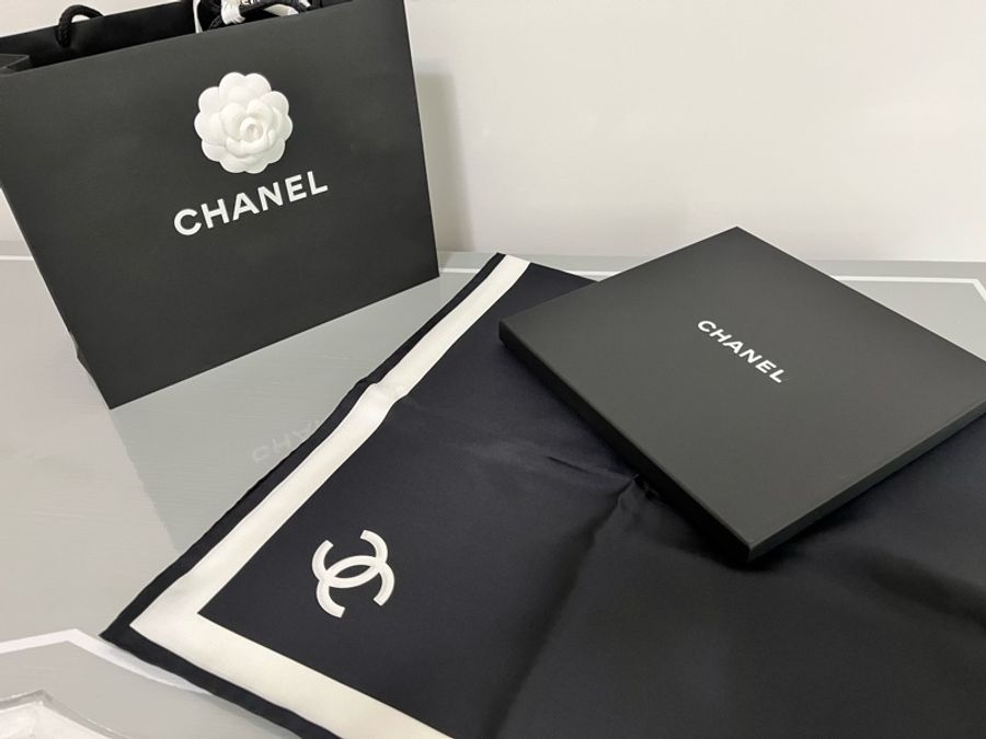 CHANEL 香奈兒《全新》26S 黑白雙C Logo 真絲方巾|90x90|台灣專櫃購入|全新全配-26
